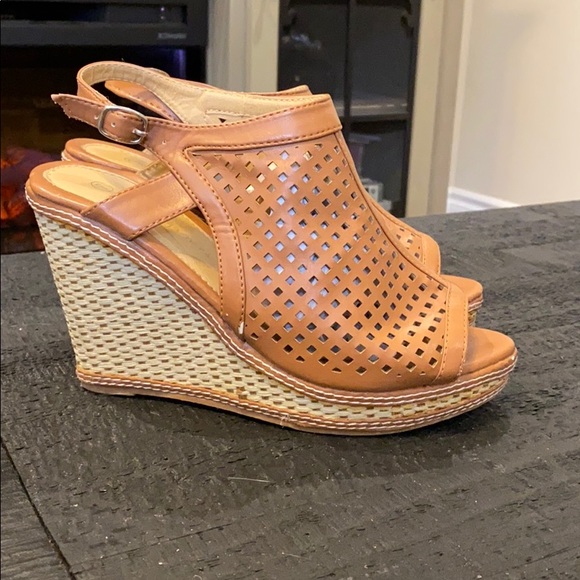 🌼Jules and James🌼 brown lattice bootie wedge - Picture 2 of 2